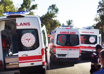 Minibus overturns in Mersin killing one and injuring thirty four
