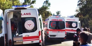 Minibus overturns in Mersin killing one and injuring thirty four