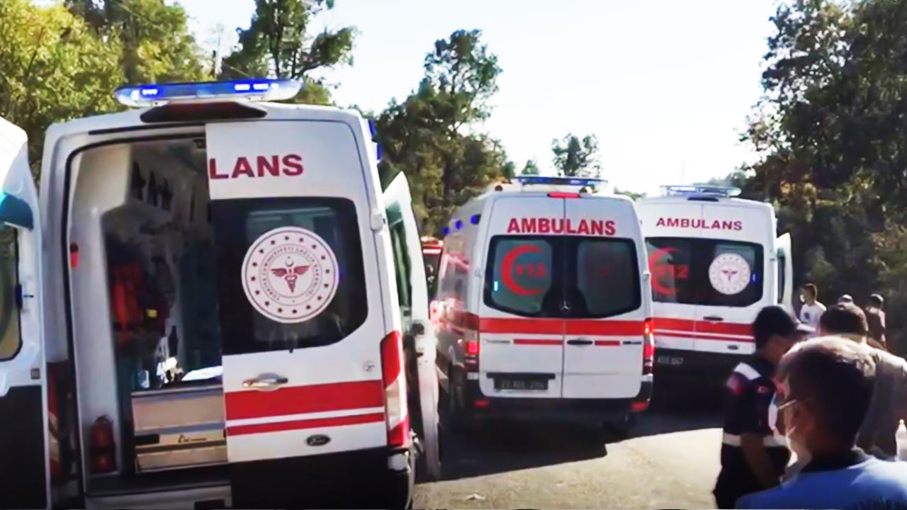 Minibus overturns in Mersin killing one and injuring thirty four