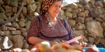 Making Pomegranate Sauce in Hawraman