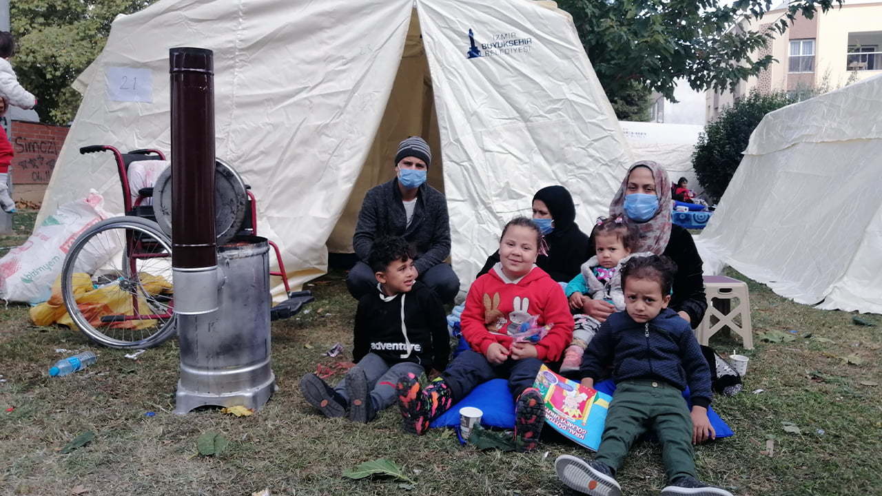 Family of 15 given a single tent after apartment damaged in İzmir earthquake