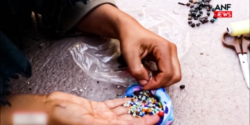 Guerrillas make bracelets using terebinth grains