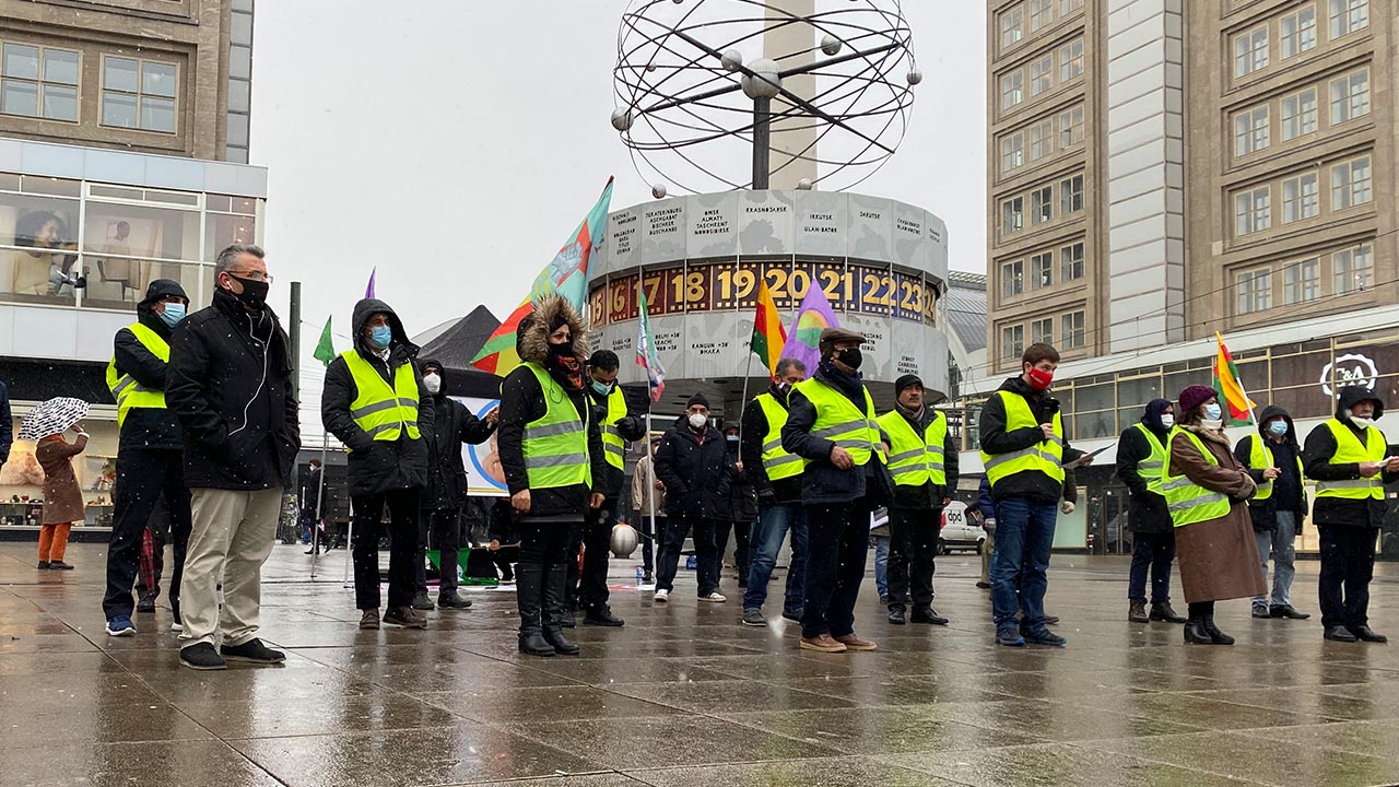 Sit-in protest in Berlin extends solidarity to prison hunger strikers in Turkey