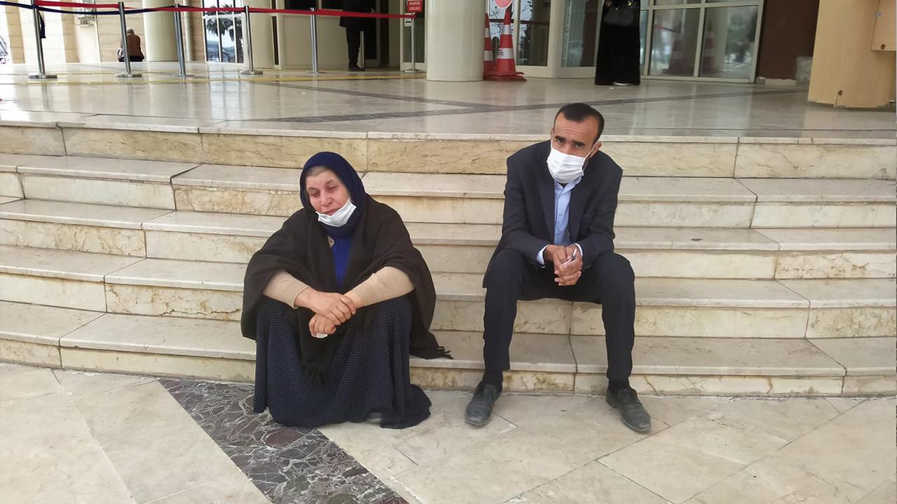 Mother and son launches protest in front of a courthouse in Urfa to demand justice