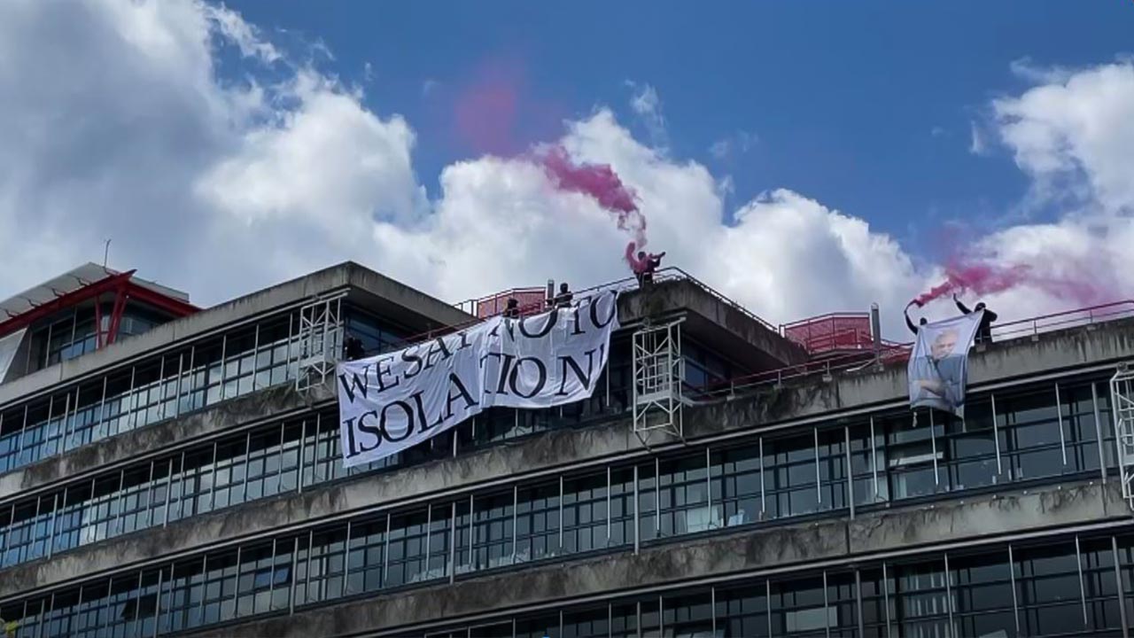 Kurdish women hang poster from ECHR roof