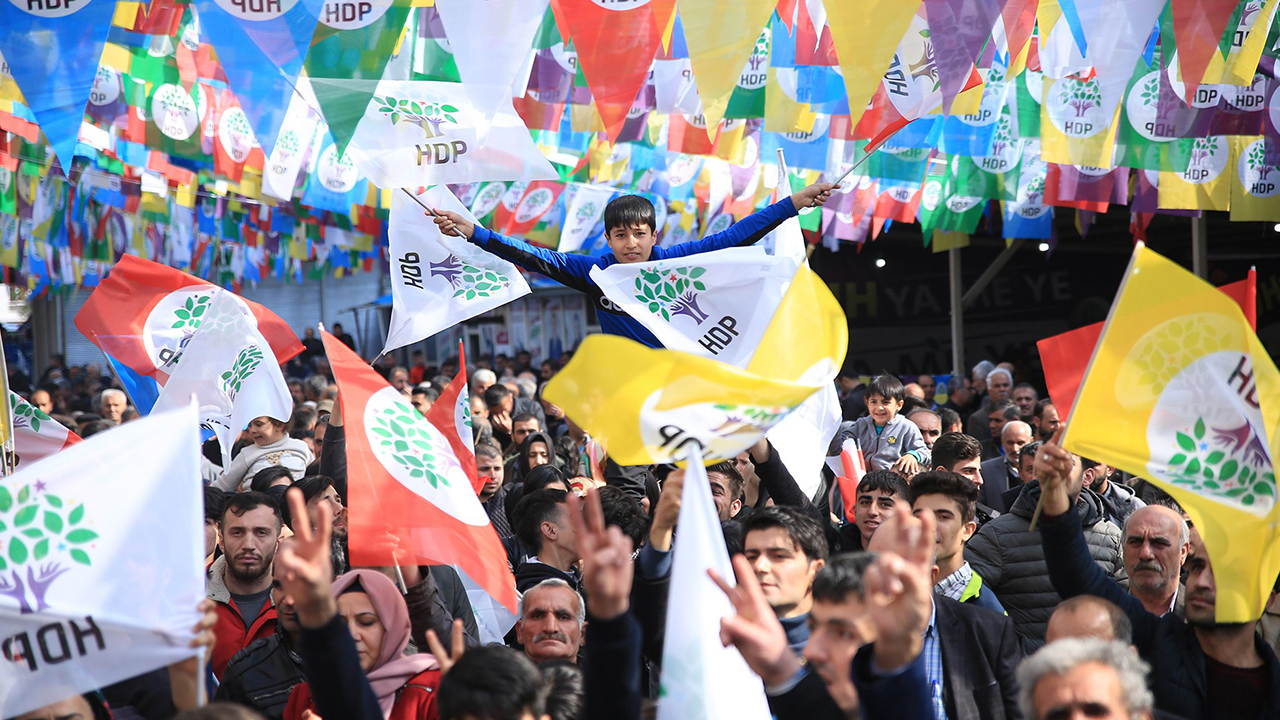 Out in the streets to protest against the HDP closure attempt: First rally in Izmir