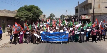Hundreds of women take to the streets against killings of women in Kobanê