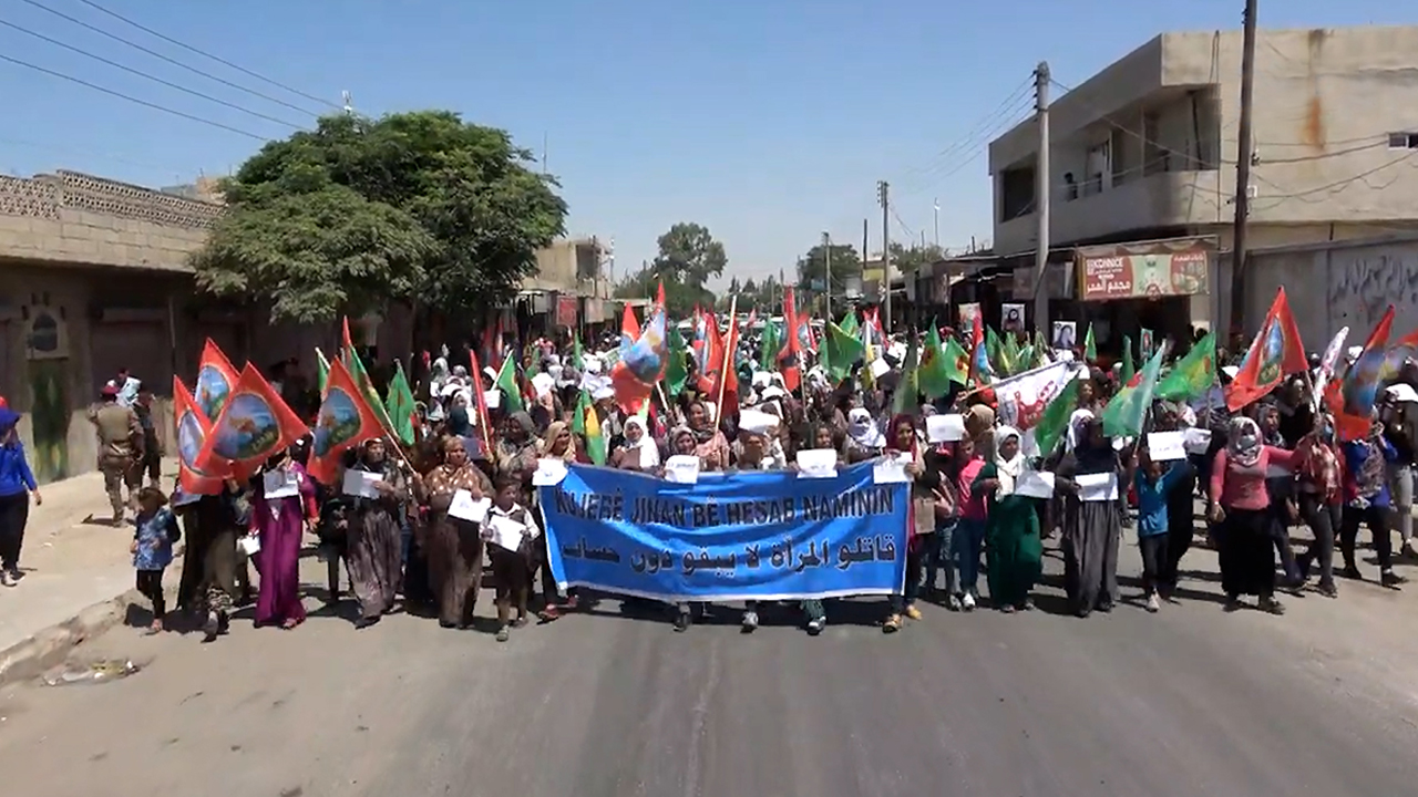 Hundreds of women take to the streets against killings of women in Kobanê