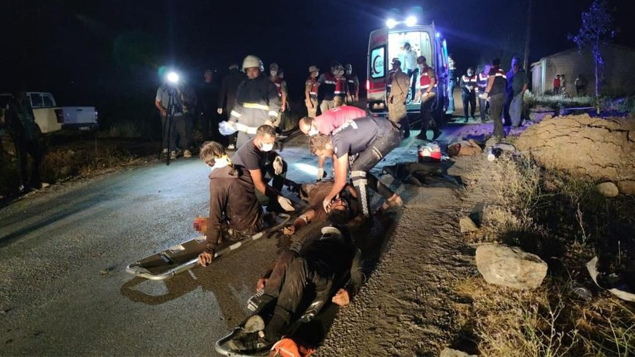 Minibus carrying refugees crashes: 12 dead, 20 injured