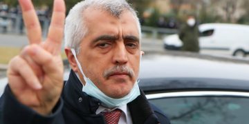 Gergerlioğlu back in parliament after 4 months enforced absence
