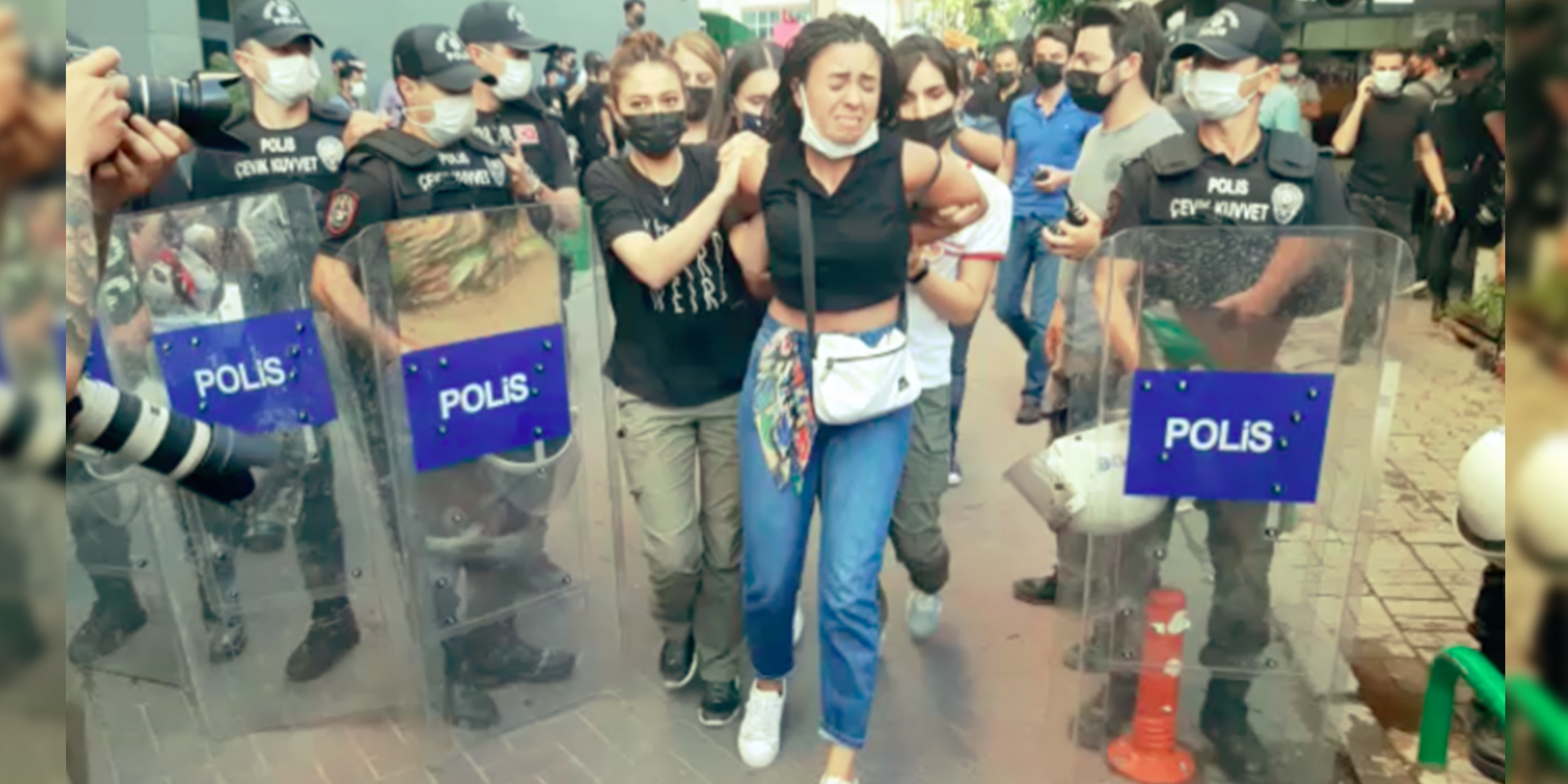 Women protesting femicide in Turkey attacked by the police