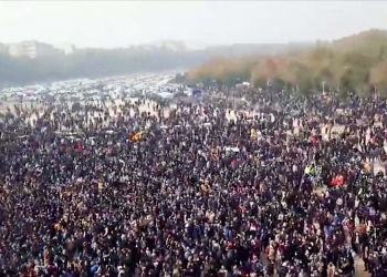 Major river dries up in Isfahan, thousands of Iranians take to streets in protest