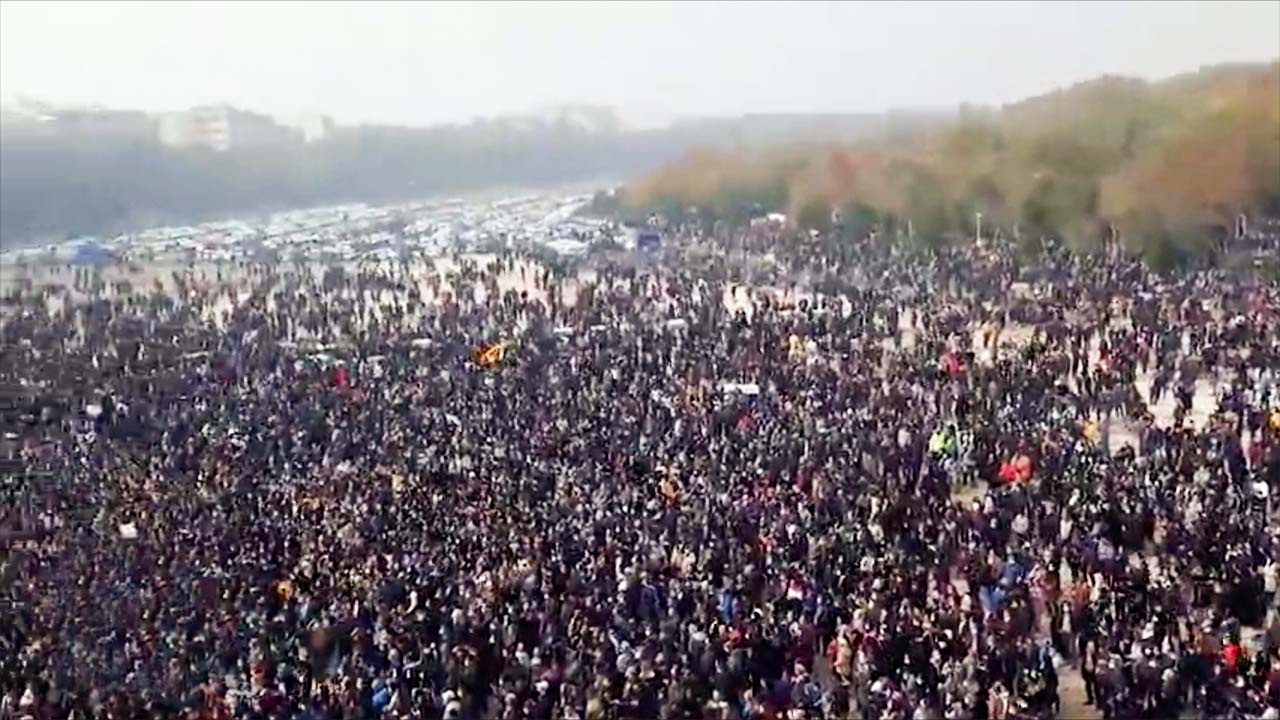 Major river dries up in Isfahan, thousands of Iranians take to streets in protest