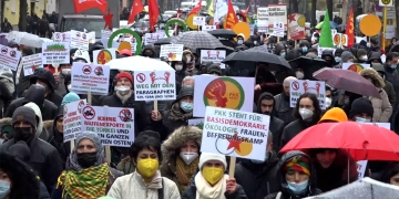 Thousands take to the streets in Berlin against the PKK ban