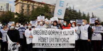 Wages devalued in Turkey due to currency crisis and inflation