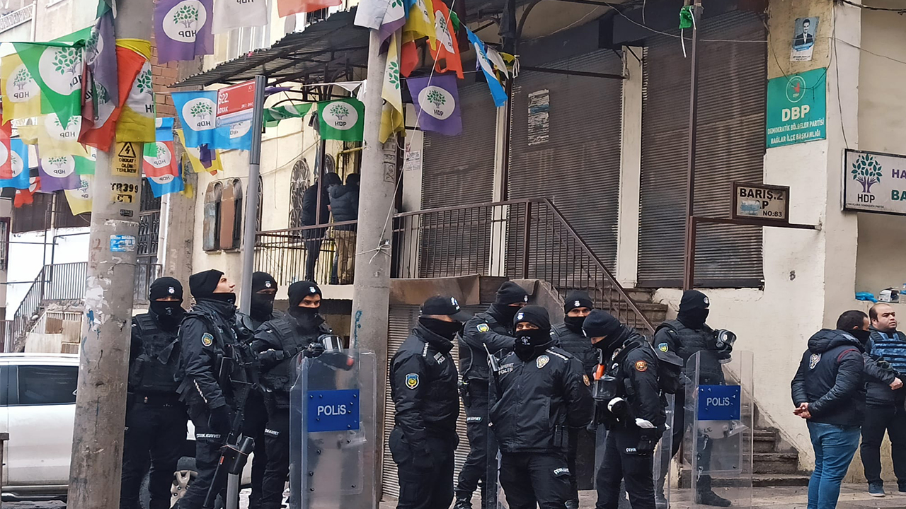 Turkey: Diyarbakır offices of pro-Kurdish party raided by police