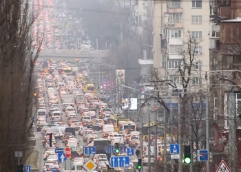Day 2 of Russian attack on Ukraine: Explosions in Kyiv, 100,000 flee their homes