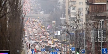 Day 2 of Russian attack on Ukraine: Explosions in Kyiv, 100,000 flee their homes