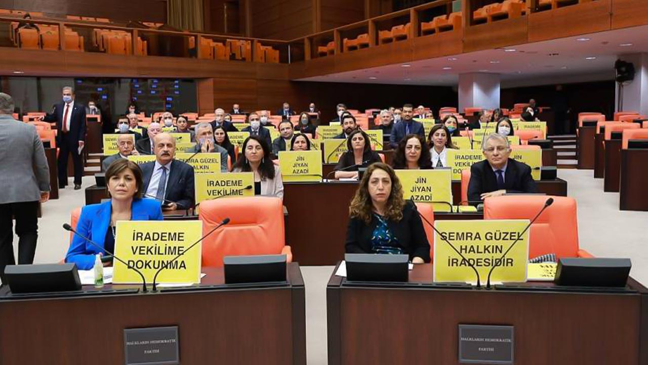 Turkey: Immunity of Kurdish MP lifted after her photo with PKK member revealed