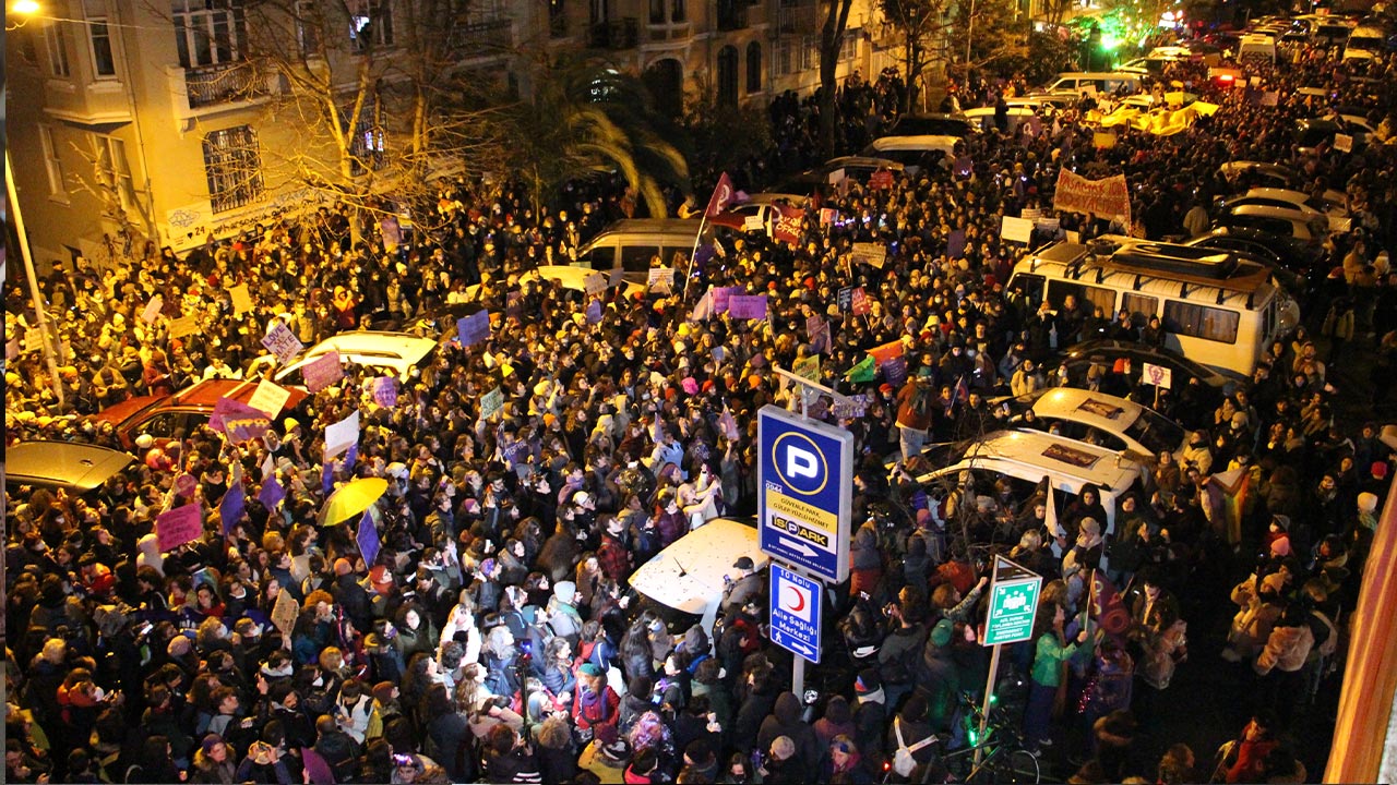 Istanbul, 8 March: Women’s groups grapple with police barricades for hours, finally converge in the evening