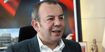 Turkey: CHP-run municipal government sacks worker for sharing photo of Demirtaş