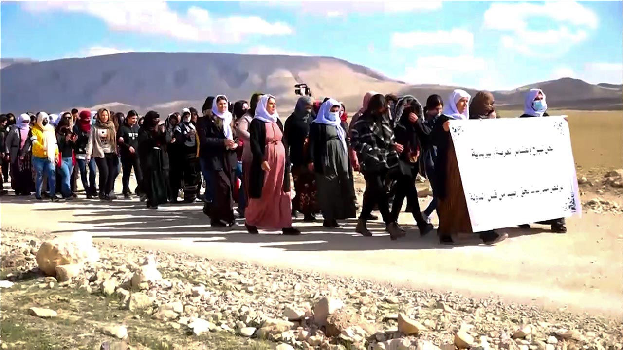 Protest in Sinjar against wire fence between villages