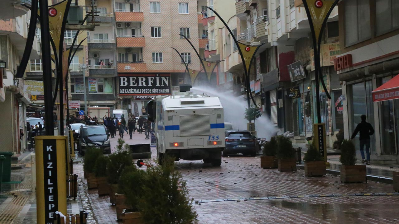 Turkey: Police attack crowd after Newroz demonstration