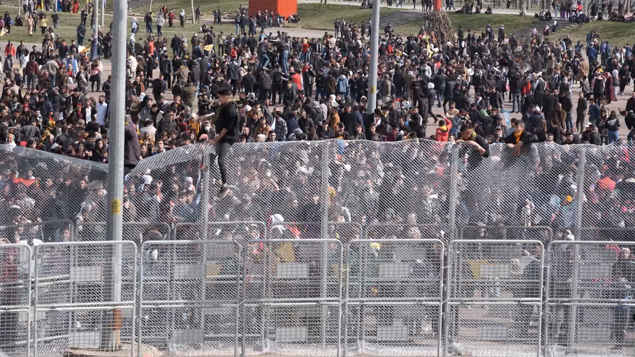 Police try to prevent groups from attending Newroz celebration in Diyarbakır