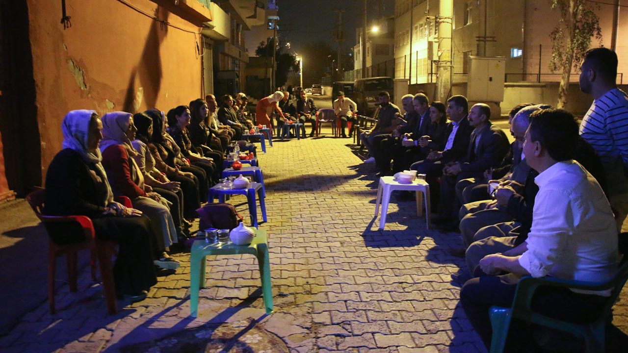 Turkey: Vigil to protect HDP offices against police vandalism