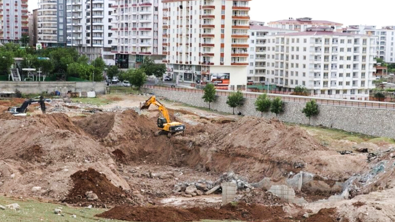 Turkish police attempt to stop public statement on turning mass grave area into construction site