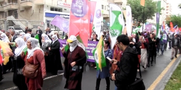 Thousands gather in Diyarbakır for Labour Day celebrations