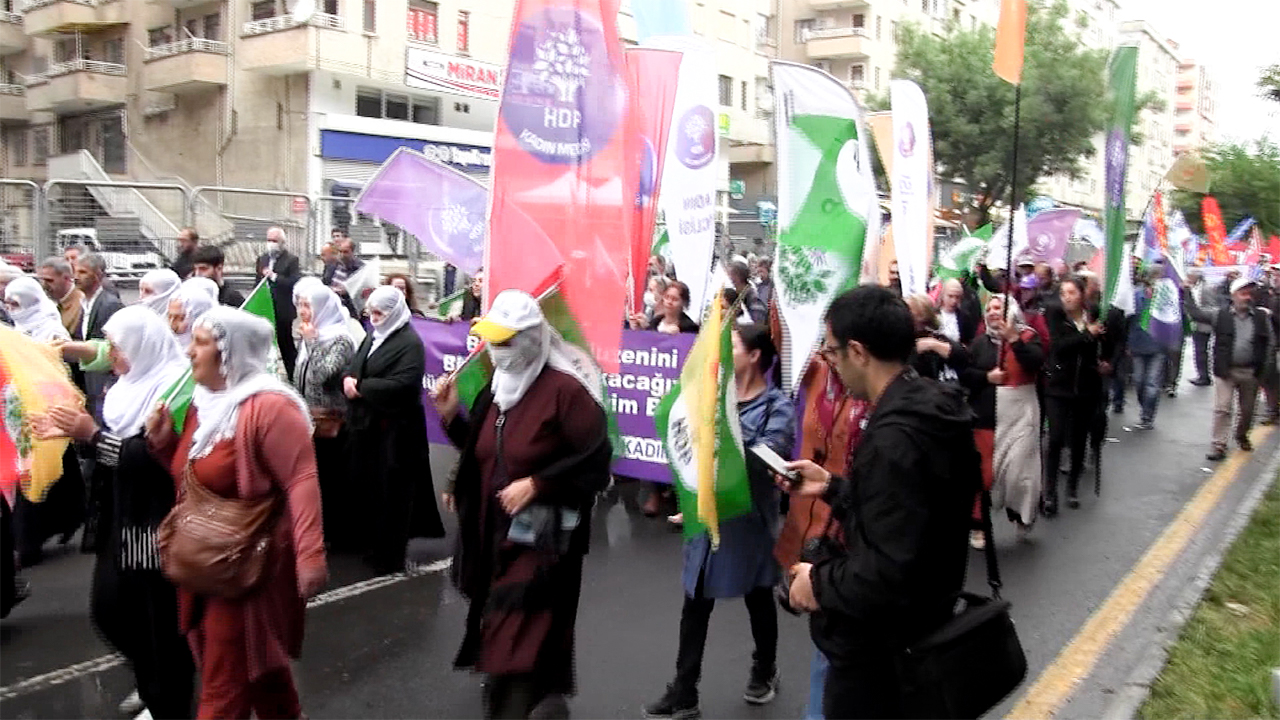 Thousands gather in Diyarbakır for Labour Day celebrations