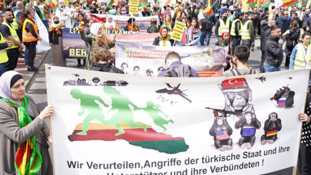 German police attack protesting crowd in Berlin because some carried ‘banned flags’