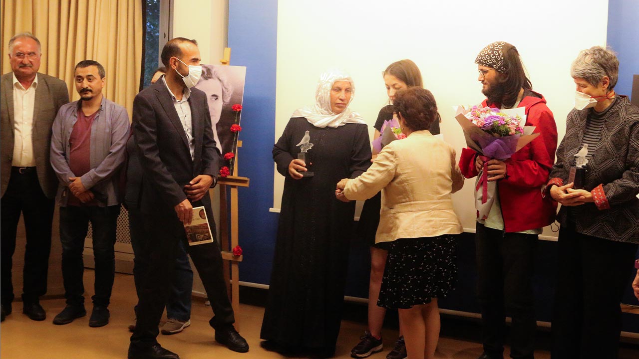 Turkey: Human rights award given to Kurdish mother, Emine Şenyaşar