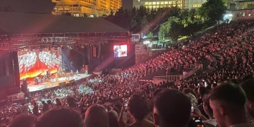 Thousands cheer as Kurdish singer Aynur Doğan finally performs in Istanbul