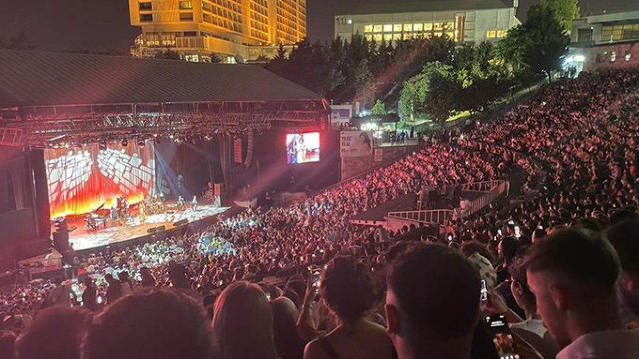 Thousands cheer as Kurdish singer Aynur Doğan finally performs in Istanbul