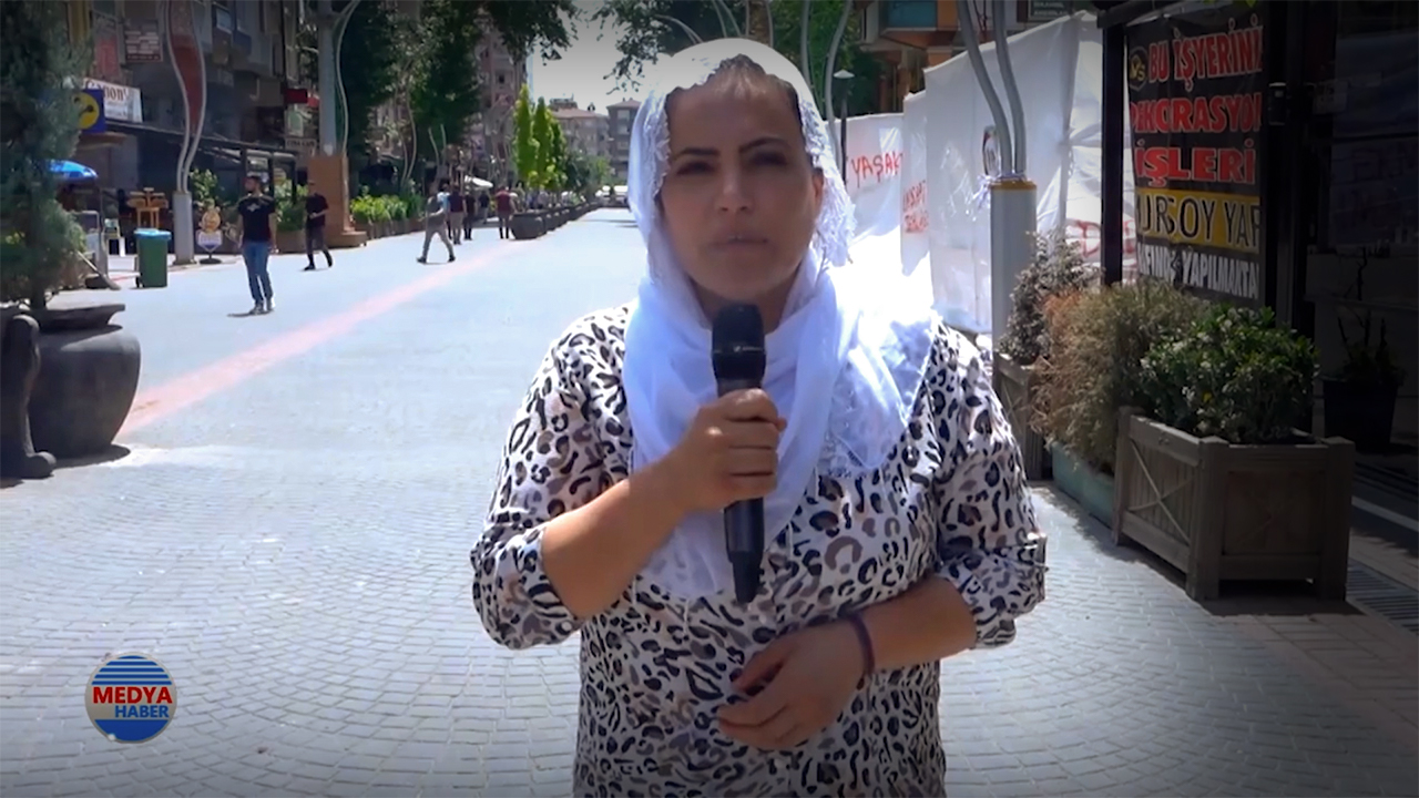 Turkey: Kurdish MP replaces jailed journalist to make street interviews