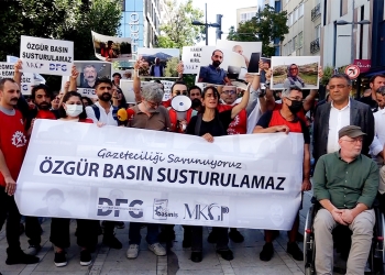 Turkey: Journalists read out statements in support of 16 colleagues jailed over a month