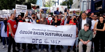 Turkey: Journalists read out statements in support of 16 colleagues jailed over a month