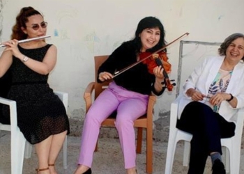 Daughter shares prison photo of mother and friends playing music