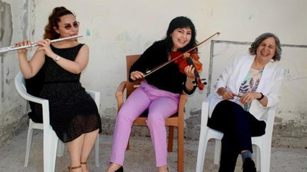 Daughter shares prison photo of mother and friends playing music