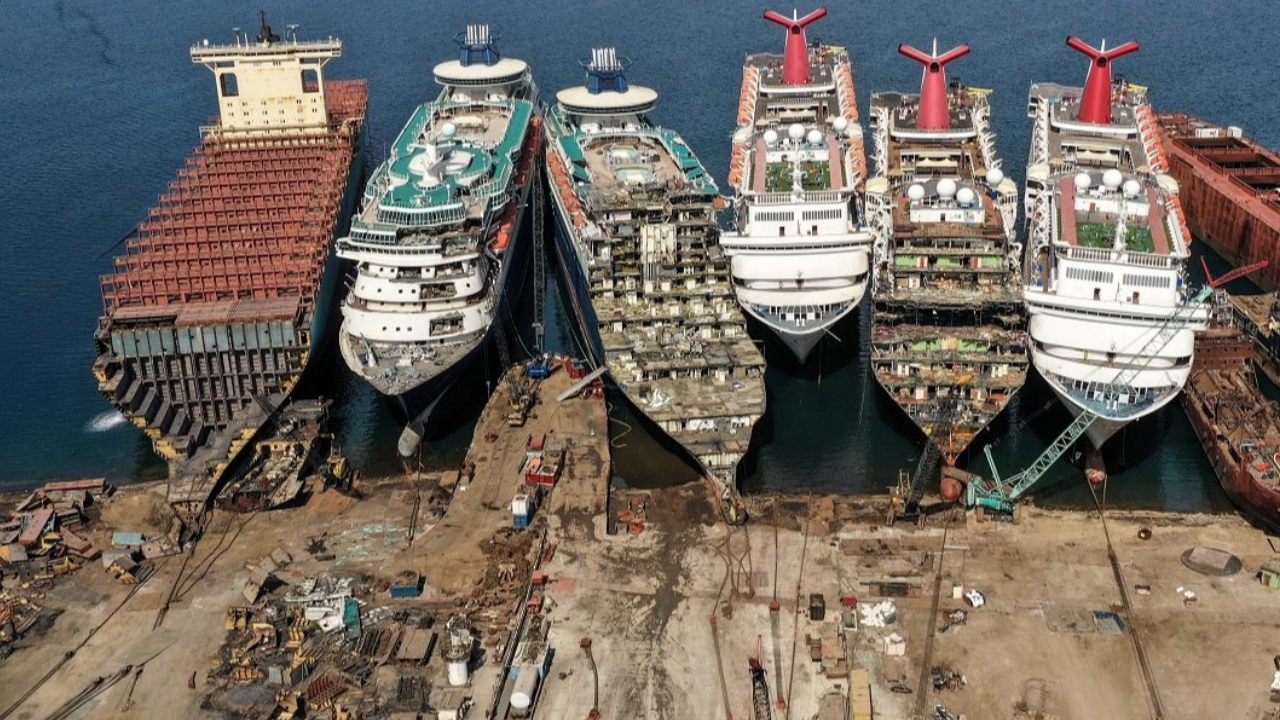 Protests against asbestos-laden ship dismantling in western Turkey