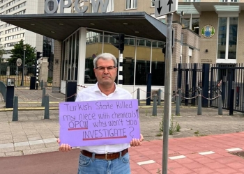 Kurdish man protests at inaction of OPCW against Turkey’s use of chemical weapons