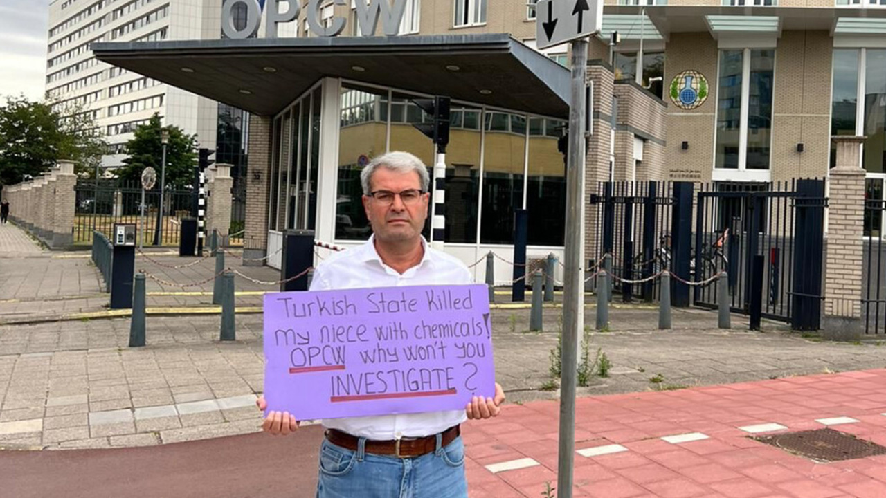 Kurdish man protests at inaction of OPCW against Turkey’s use of chemical weapons