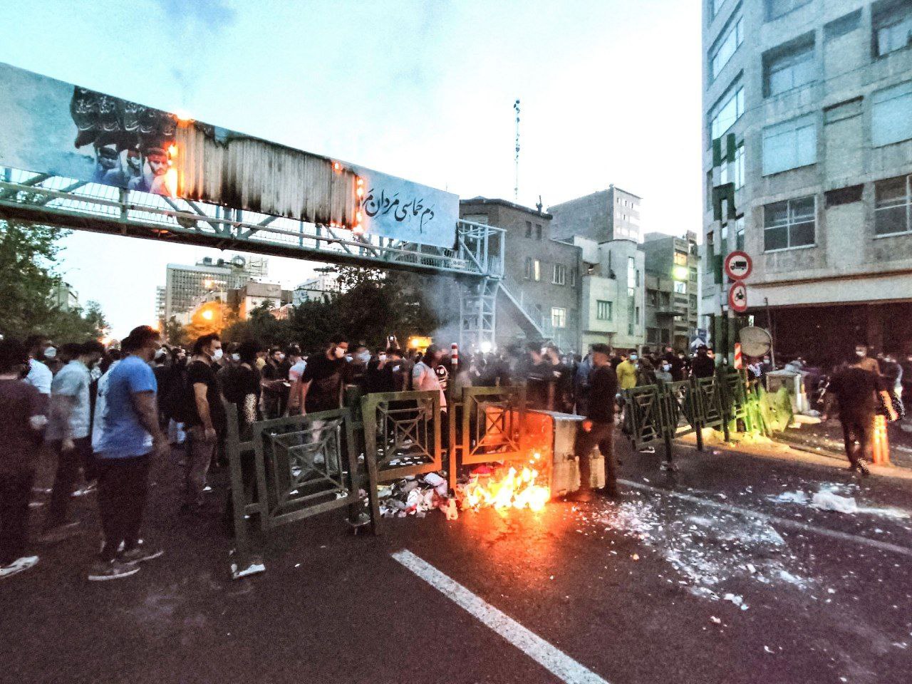 Protestors return to streets in Iran despite arrests and rising death toll