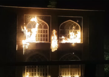 Protesters set fire to the home of Iranian Revolution leader Khomeini