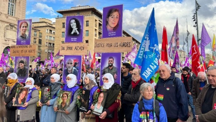 Tens of thousands protest in Paris against killings of Kurds