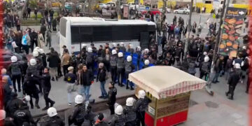 Turkish police attack left-wing party members at Red Crescent scandal protest