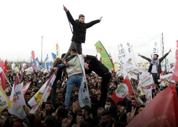 Flames of first Newroz fire rise in Berlin in spirit of mourning