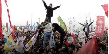 Flames of first Newroz fire rise in Berlin in spirit of mourning